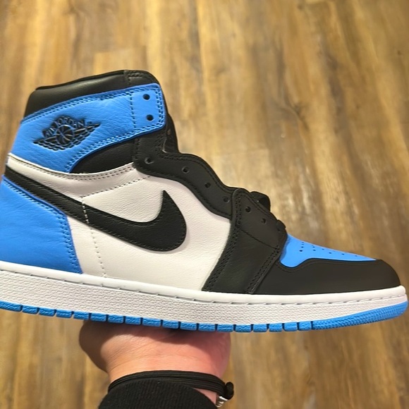 Air Jordan 1 Retro High OG ‘UNC TOE’ - Picture 3 of 16